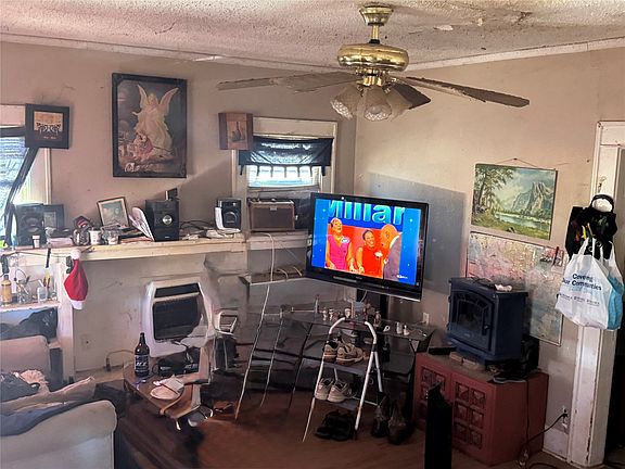 5th image of 409 Sewell St