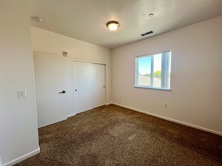 Esposti Park Apartments — Photo 22