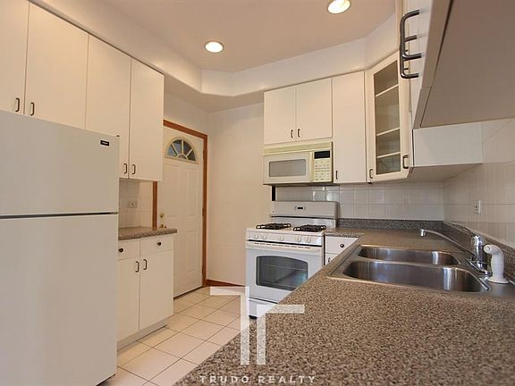 2nd image of 648 W Buckingham Pl APT 1E