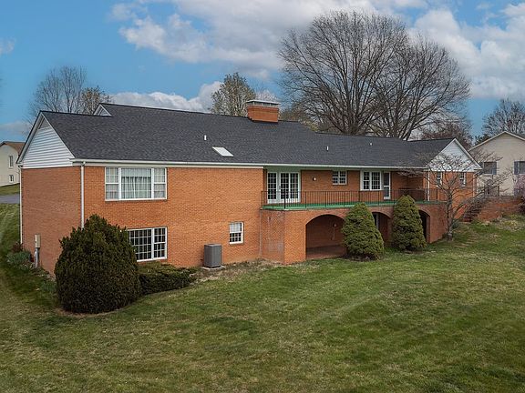 4th image of 825 Sandtrap Ln