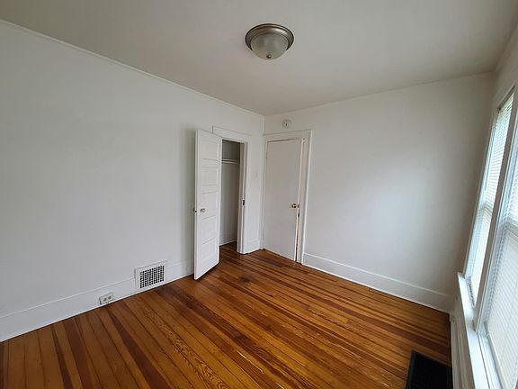 3rd image of 609 S 34th St