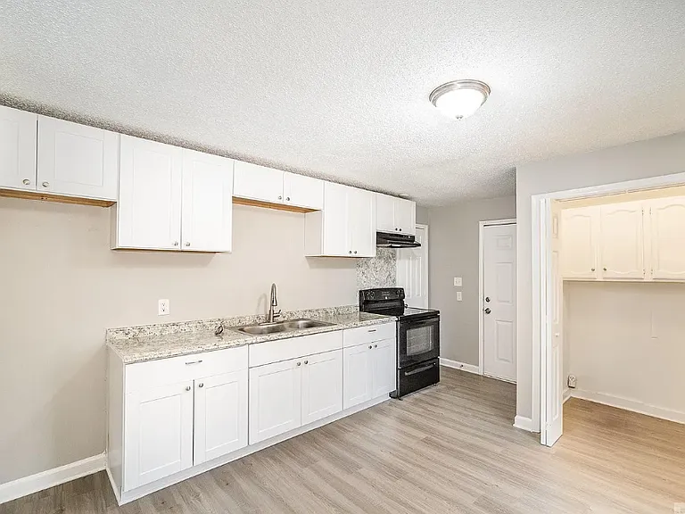 433 Greenwood Dr — Photo 8