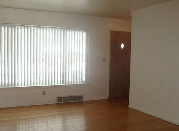 17 x 13 Living room.