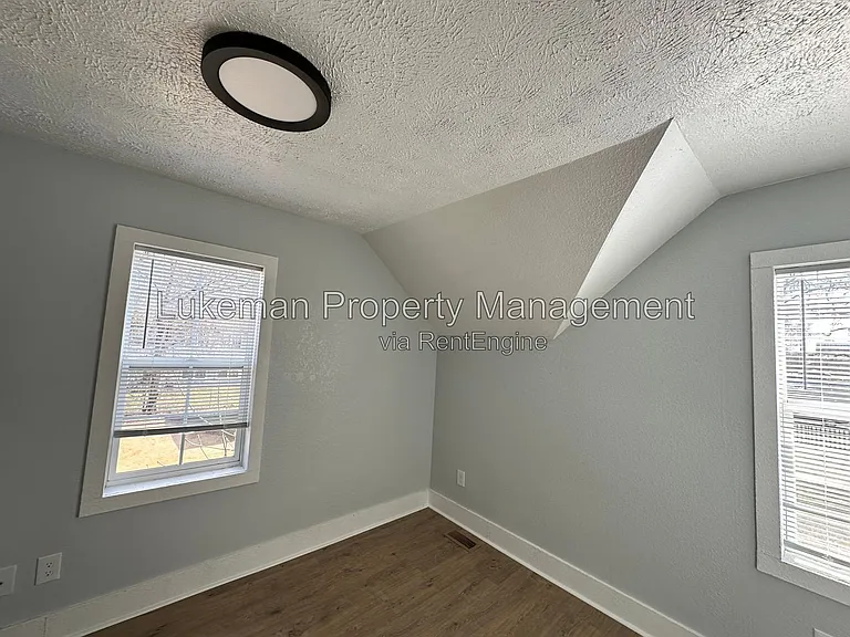 215 E North St — Photo 21