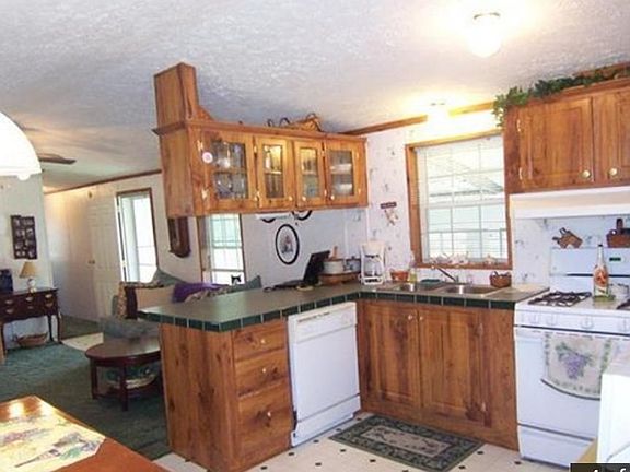 3rd image of 44 Parkway Dr #44