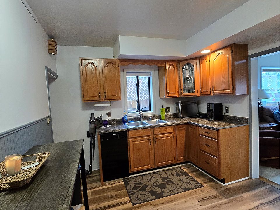 1st image of 412 W Broadway St