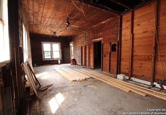 4th image of 1022 E Crockett St