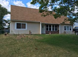 38 Pershing Ln, Sicklerville, NJ 08081