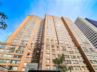 633 Bay St #206, Toronto, ON M5G 2G4