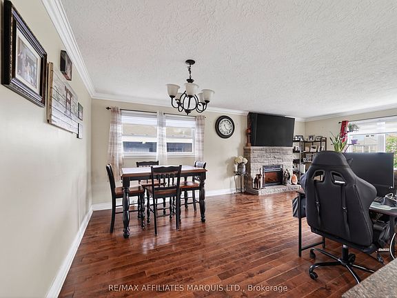 4th image of 19 Dunbar Ave
