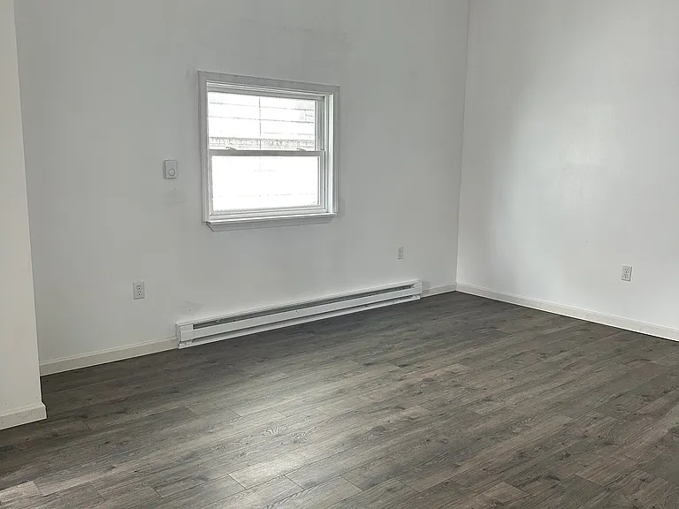 905 4th Ave — Photo 12