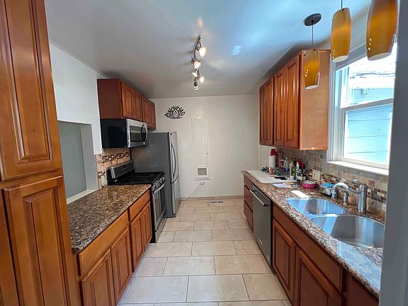 5th image of 1113 Clinton St