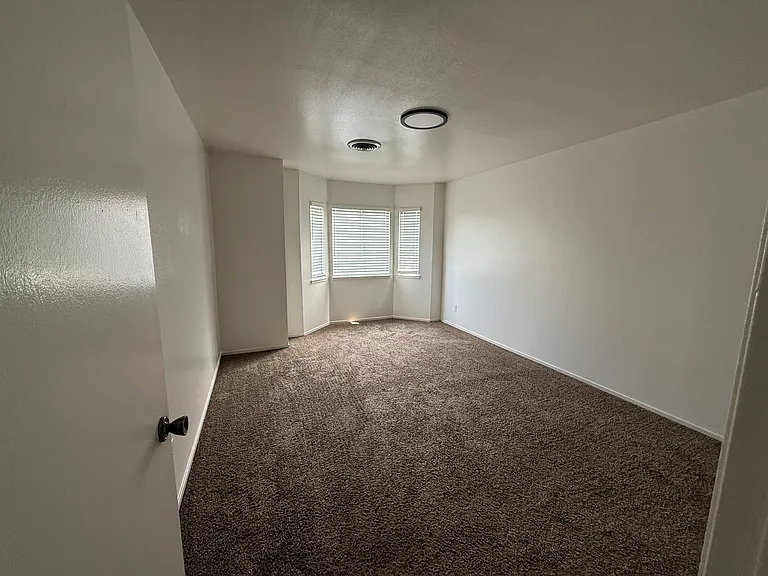 Laurelwood Oaks — Photo 11