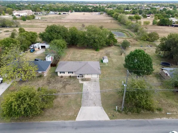 312 N Lowrance Rd, Red Oak, TX 75154