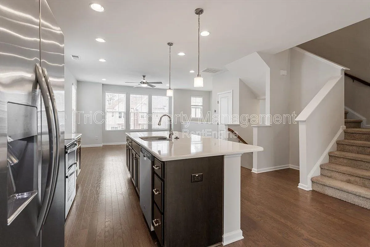 3 bed, 3.0 bath, 1963 sqft, $1,950 — Photo 3