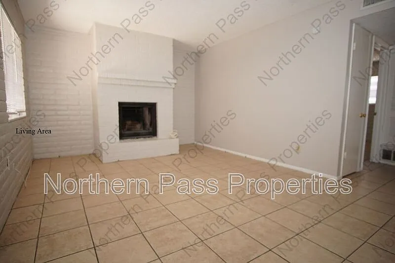2 bed, 1.0 bath, 868 sqft, $1,015 — Photo 2