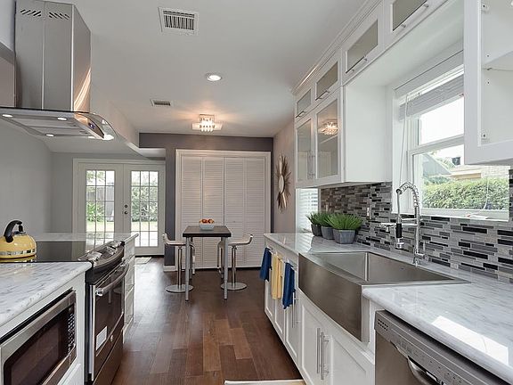 3rd image of 2310 Briarview Dr