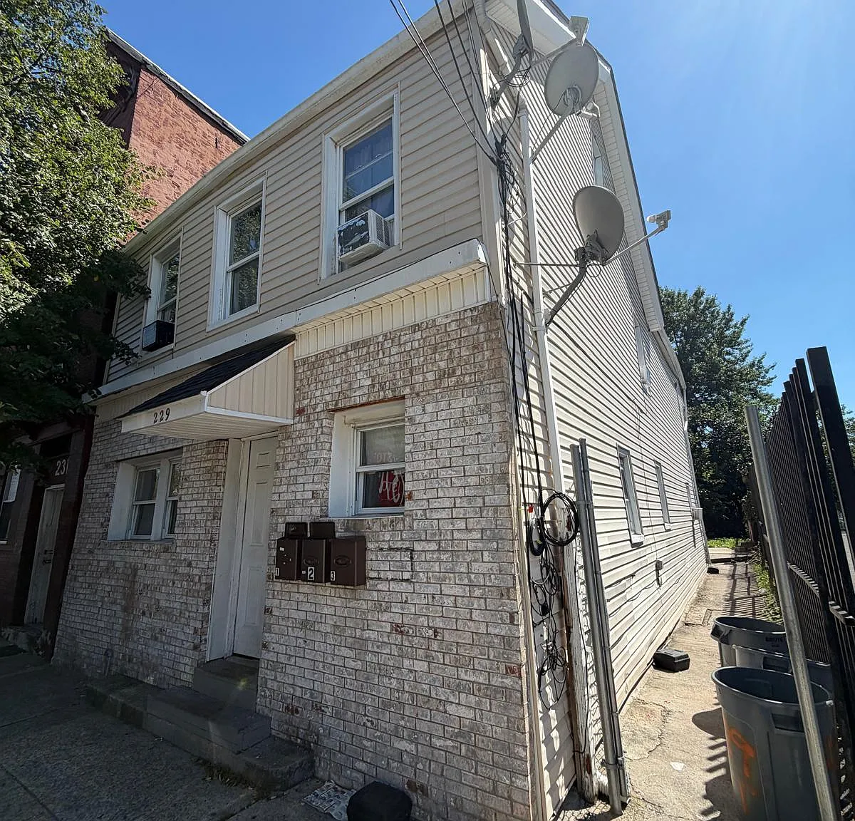 4 bed, $2,200 — Photo 1