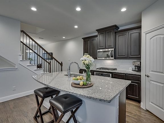 4th image of 2665 Venice Dr Unit 3