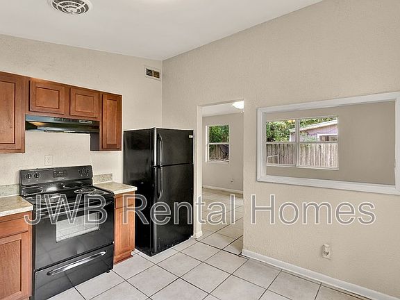 3rd image of 1165 Denaud St