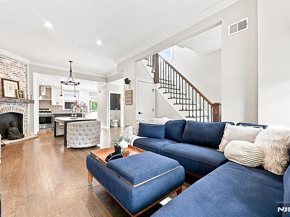 5th image of 64 Montague Pl C0002