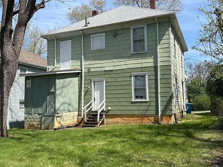 1114 Lafayette Blvd NW — Photo 3