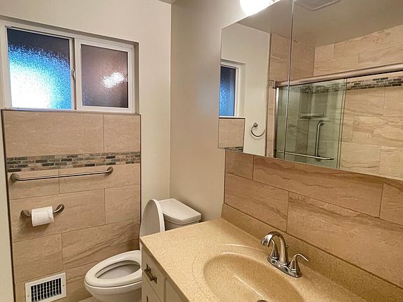 4th image of 210 Waverly St #4