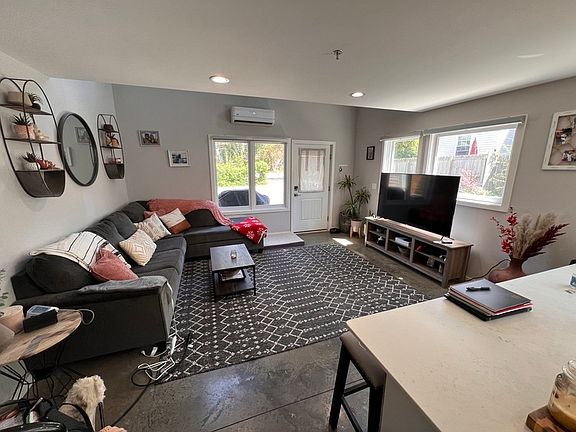 5th image of 2712 E Leigh St Unit 107