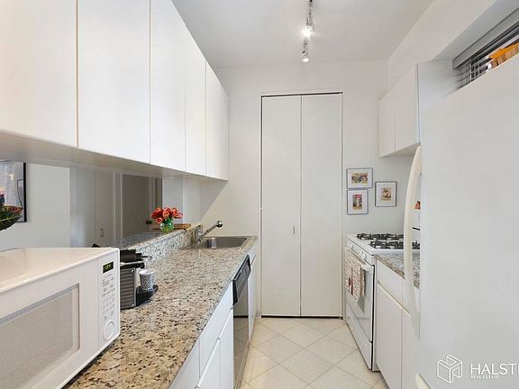 5th image of 101 W 79th St APT 7A