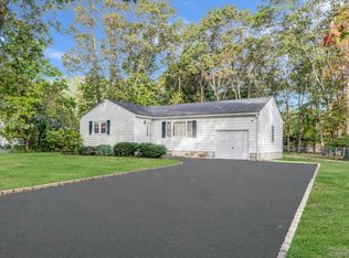 175 Pleasant St, Ronkonkoma, NY 11779