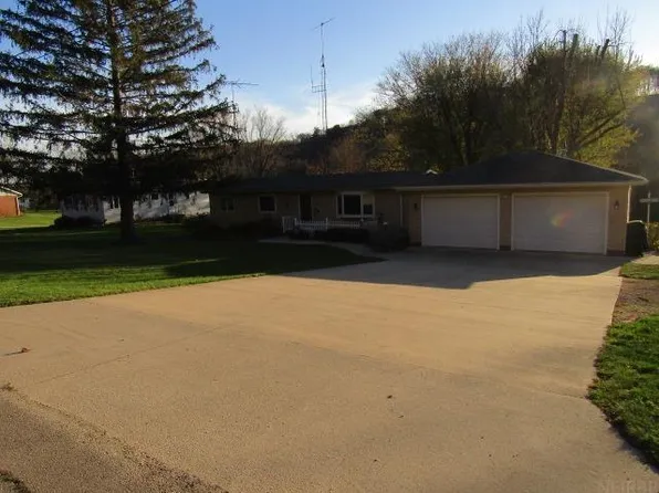 714 Miners Creek Rd, Guttenberg, IA 52052