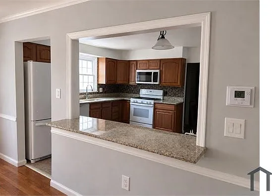 4 bed, 1700 sqft, $2,900 — Photo 4