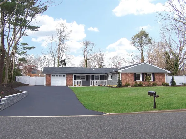 67 Sycamore Circle SE, Stony Brook, NY 11790