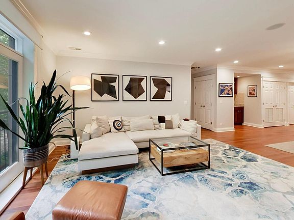 4th image of 844 W Roscoe St APT 2E