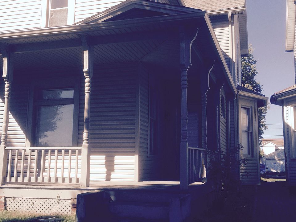 3 bedrooms & parking at back.