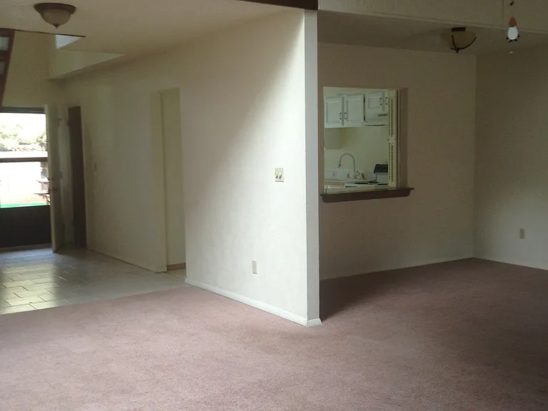859 Roxwood Ln — Photo 3