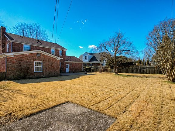 4th image of 325 Magnolia Dr