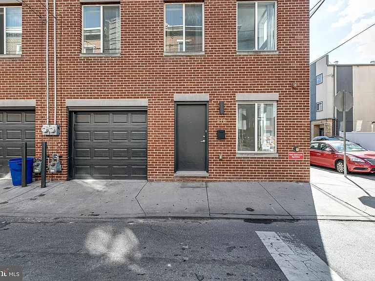 228 W George St #218 — Photo 3