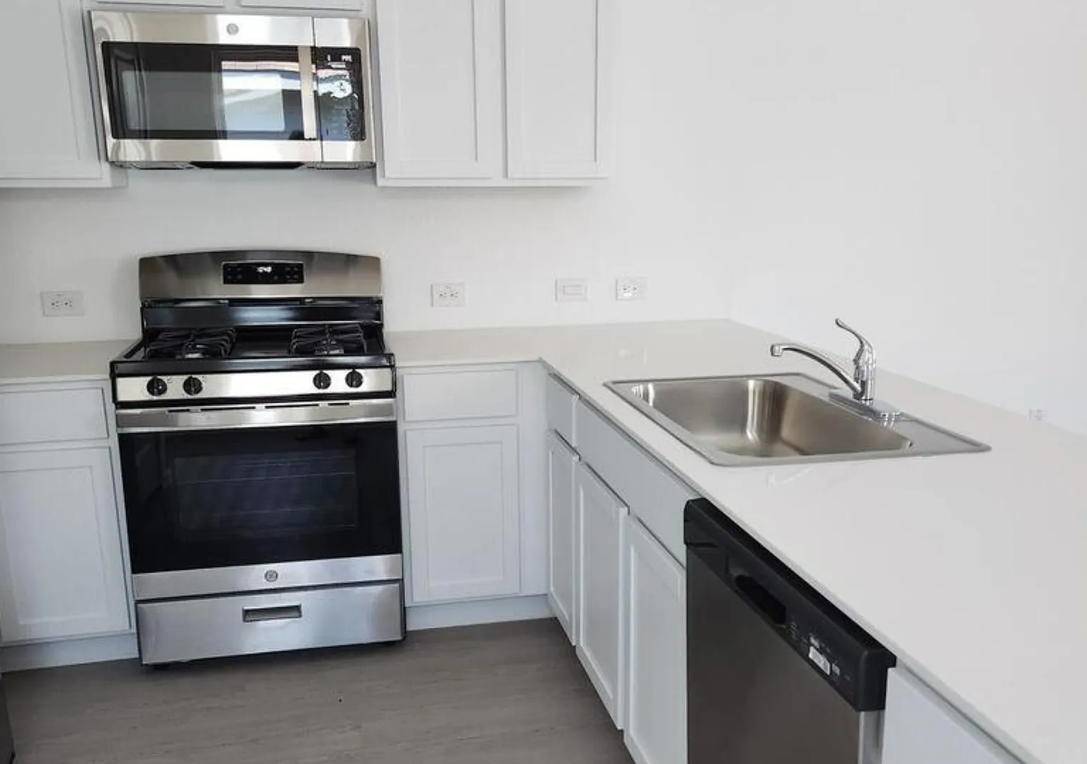 Charming & Modern Single-Story 3-bedroom, 2-bath in Aston Park — Photo 4