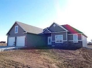 18961 S Glenn Dr, Tonganoxie, KS 66086