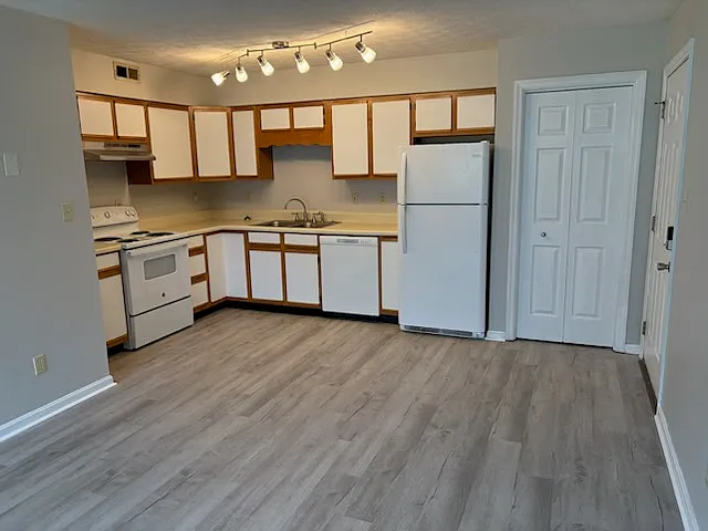 2 bed, 700 sqft, $725 — Photo 2