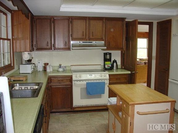 5th image of 1068 NE Shore Dr
