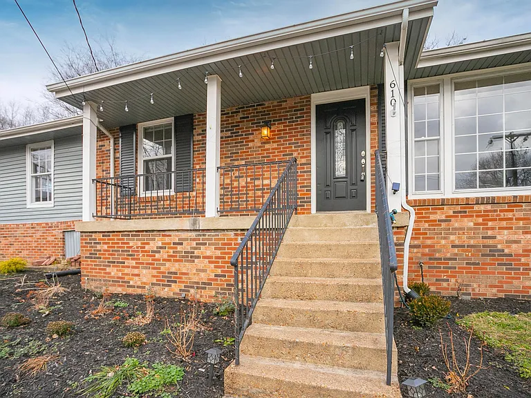 610 Ashley Ct — Photo 2