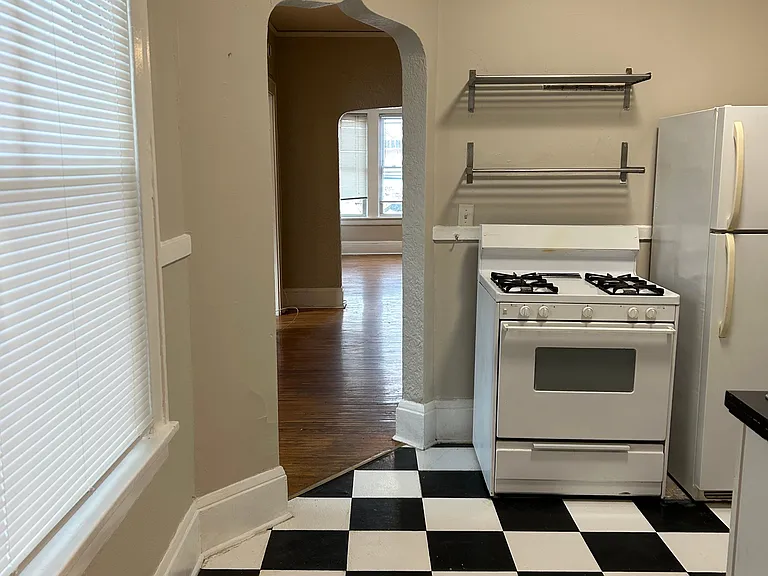 710 Pelham Apartments — Photo 12
