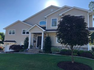 42 Evergreen St, Waldwick, NJ 07463