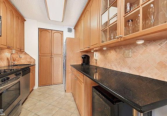 3rd image of 300 E 40th St APT 28H
