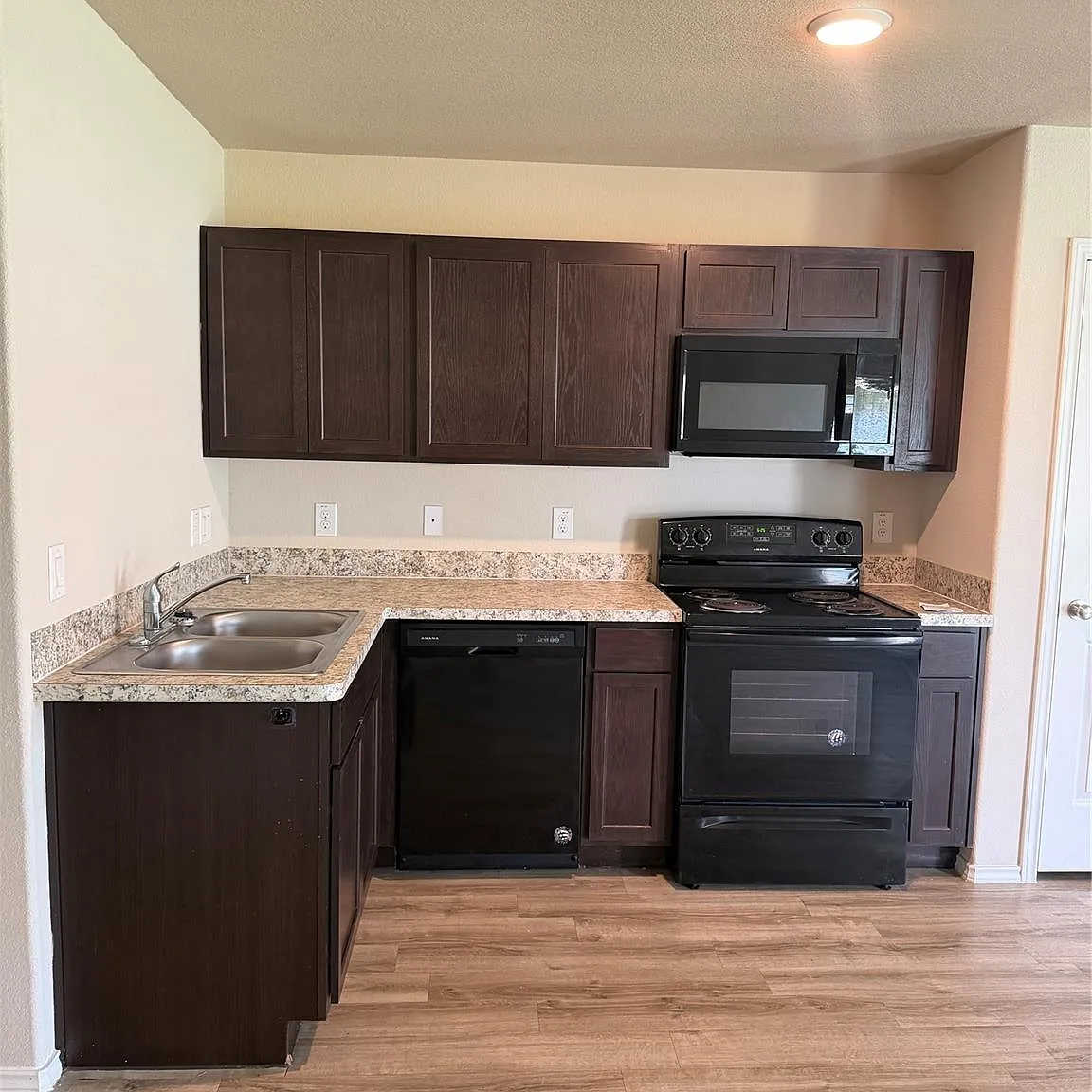 3 bed, 2.0 bath, 1300 sqft, $1,499 — Photo 2