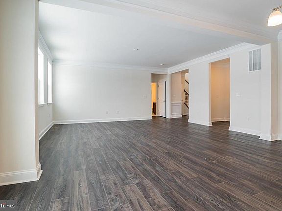 3rd image of 105 Elm St