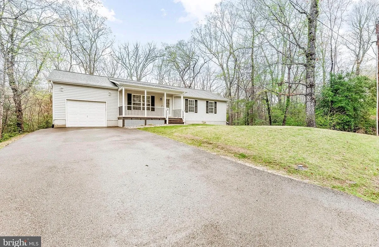 4 bed, 2279 sqft, $3,100 — Photo 2