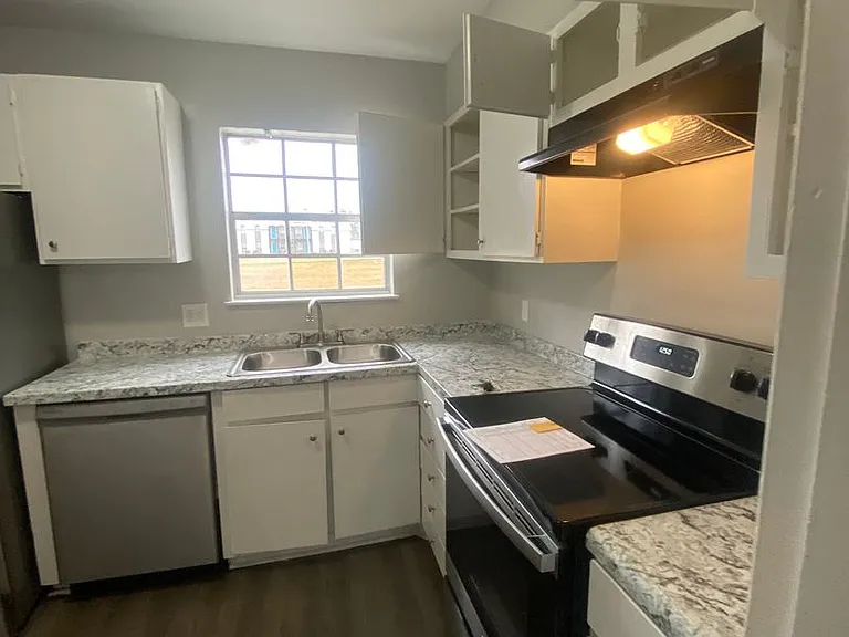 Blakely Place Apartments — Photo 12